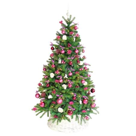 Een groene kerstboom versierd met paarse en witte ballen, strikken en glitterdecoraties.