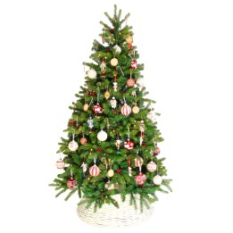 Een groene kerstboom vol kleurrijke ballen en versieringen, met een rieten voet.