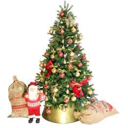 Groene kerstboom versierd met gouden en rode ballen, naast zakken en een kerstmanfiguur.