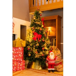 Sapin décoré de guirlandes dorées, cadeaux colorés, et un père Noël en tissu.