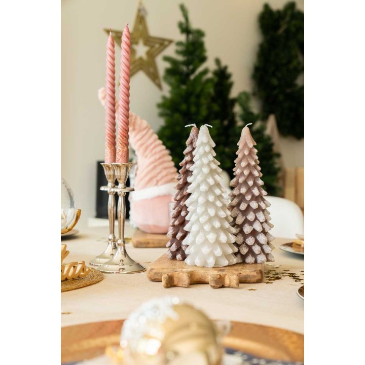 Decoratieve kaarsen in de vorm van bomen, pastelkleuren, met een elegante tafelsetting en kerstde...