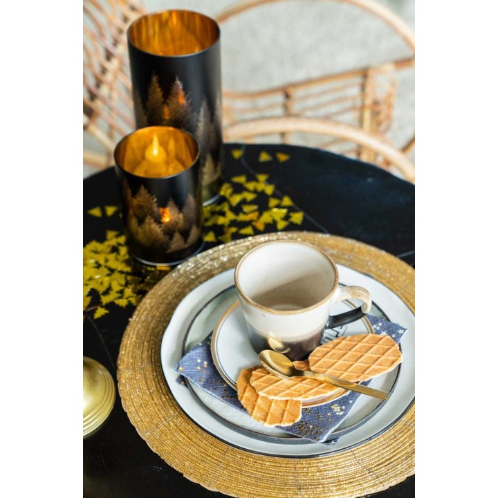 Een elegante tafelsetting met een gouden onderbord, een witte kop en koekjes, omringd door sfeerv...
