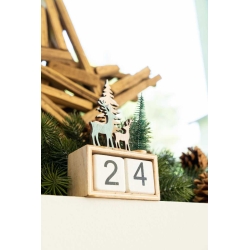 Calendrier en bois avec décorations forestières et chiffres en blanc sur fond naturel.