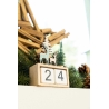 Calendrier en bois avec décorations forestières et chiffres en blanc sur fond naturel.