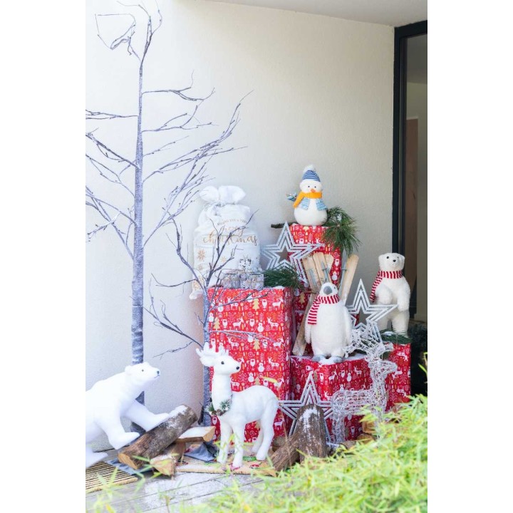 Kerstdecoratie met geschenken, sneeuwpop, dieren en een witte takkenboom. Feestelijke sfeer!