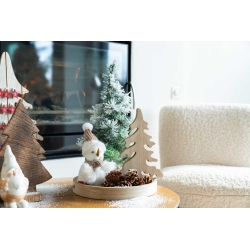 Een sfeervolle kersttafel met houten bomen, sneeuw, dennenappels en een schattige sneeuwman.