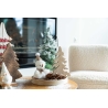 Een sfeervolle kersttafel met houten bomen, sneeuw, dennenappels en een schattige sneeuwman.
