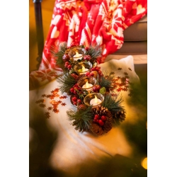 Bougeoirs festifs en pin, décorés de baies rouges, sur une nappe blanche ornée de flocons.