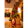 Een sfeervol versierde kerstboom met gouden en rode decoraties, naast een vrolijke kerstman en ca... Een sfeervol versierde kerstboom met gouden en rode decoraties, naast een vrolijke kerstman en ca...
