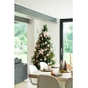 Een sfeervolle kerstboom met roze versieringen in een moderne leefruimte. Een sfeervolle kerstboom met roze versieringen in een moderne leefruimte.