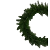 Couronne de sapin artificiel aux branches vert foncé, évoquant la saison festive.