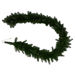 Guirlande verte en faux sapin, aux branches touffues et naturelles, en forme de couronne.
