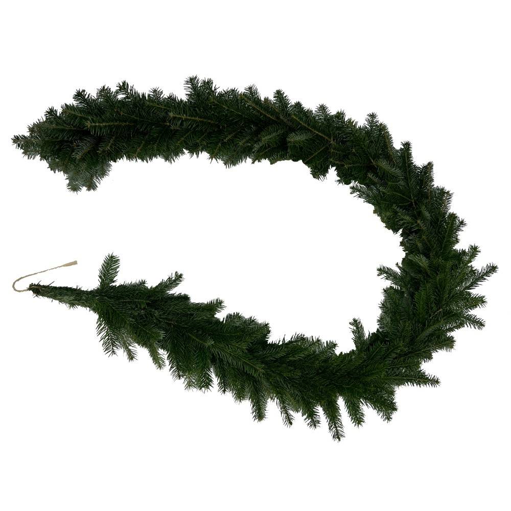 Guirlande verte en faux sapin, aux branches touffues et naturelles, en forme de couronne.