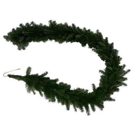 Guirlande verte en faux sapin, aux branches touffues et naturelles, en forme de couronne.