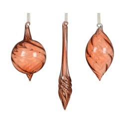 Drie glazen kerstversieringen in zachte rosé tinten, met diverse vormen en elegante afwerking.