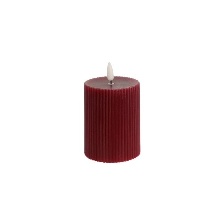 Bougie cylindrique rouge avec motif strié et flamme blanche en plastique.