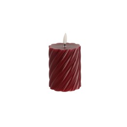Bougie cylindrique rouge, texturée en spirale, avec une mèche blanche délicate.