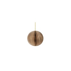Boule en papier alvéolé, teinte bois, suspendue par un fil doré. Élégance minimaliste.