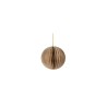 Boule en papier alvéolé, teinte bois, suspendue par un fil doré. Élégance minimaliste.