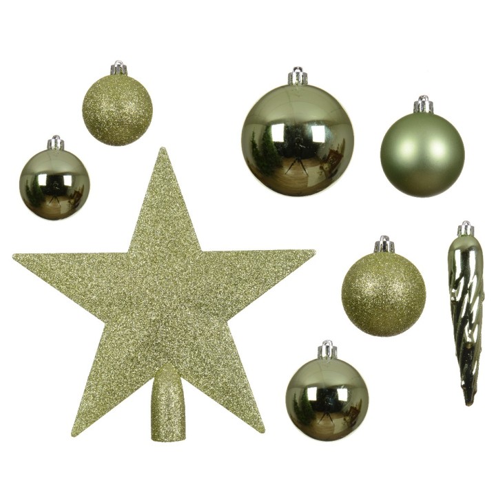 Groene kerstdecoraties: glinsterende ballen, een ster en een slinger, allemaal in verschillende t...