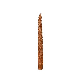 Een slanke, glanzende kaars in de vorm van een dennenboom, glinsterend in warme bronskleur.