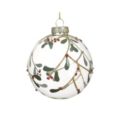 Transparante kerstbal versierd met groene takjes en rode bessen, afgewerkt met gouden details.