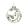 Transparante kerstbal versierd met groene takjes en rode bessen, afgewerkt met gouden details. Transparante kerstbal versierd met groene takjes en rode bessen, afgewerkt met gouden details.