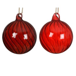Twee glanzende, rode kerstballen met een gedraaide structuur en een matte afwerking.