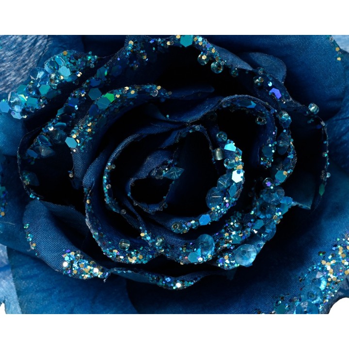 Rose bleue ornée de paillettes scintillantes, pétales délicats et textures riches.