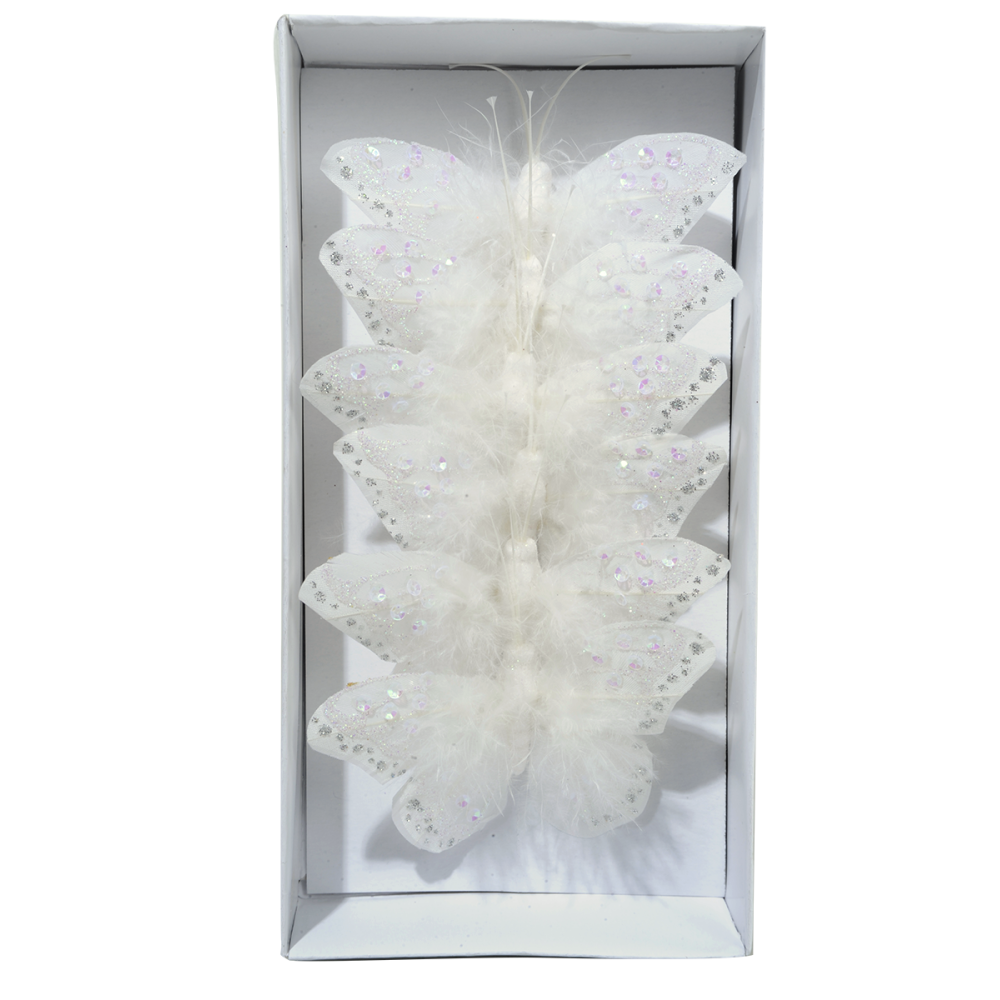 Zes delicate, witte vlinders met glinsterende details in een stijlvolle doos.
