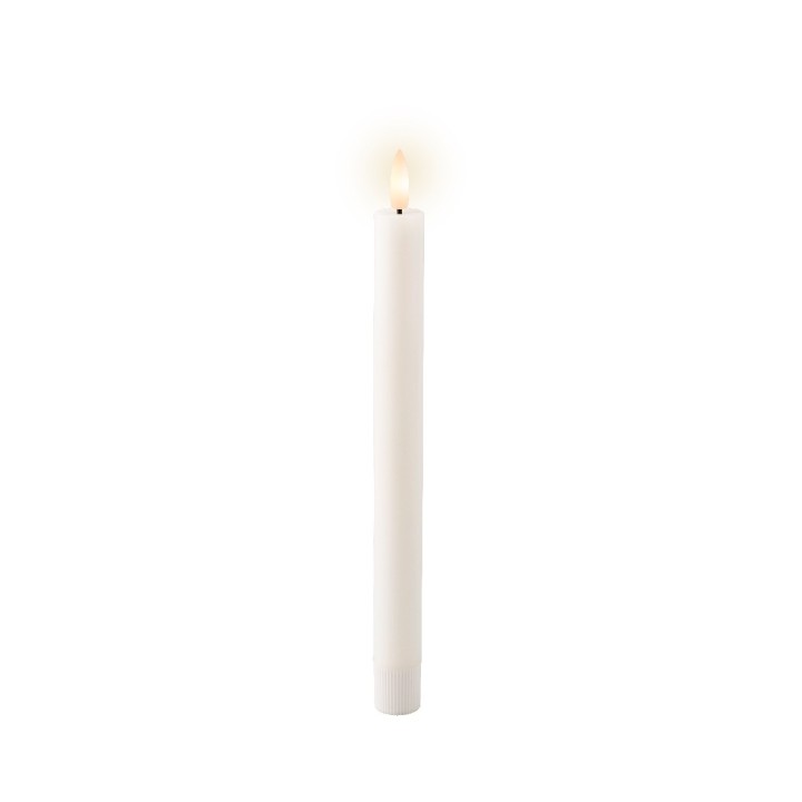 Een slanke, witte kaars met een zachte vlam bovenaan.