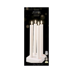 Vier witte LED-kaarsen op een moderne, witte houder met een sfeervolle achtergrond.