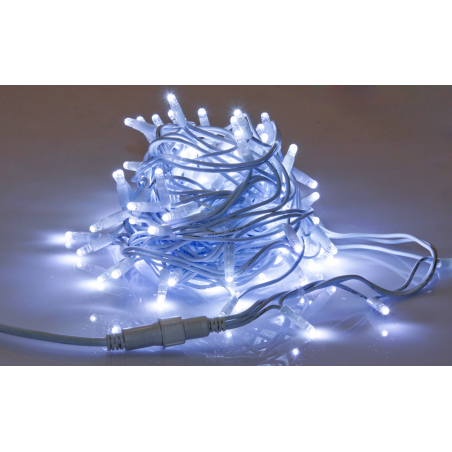 Guirlande lumineuse enroulée avec des ampoules blanches scintillantes sur un fond neutre.
