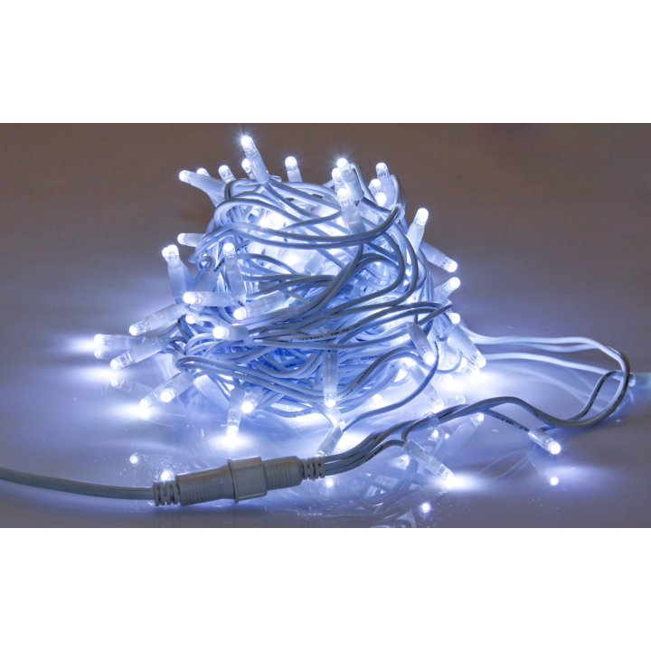 Guirlande lumineuse enroulée avec des ampoules blanches scintillantes sur un fond neutre.