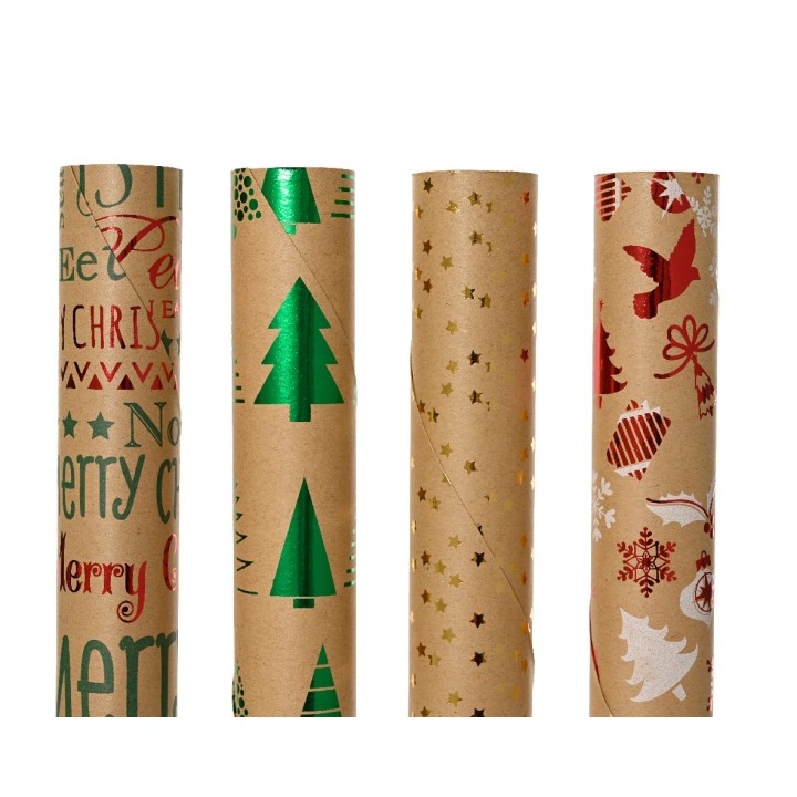 Vier rollen inpakpapier met kerstmotieven, variërend van bomen tot sterren en vrolijke teksten.