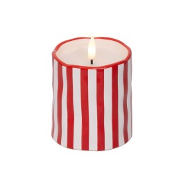 Bougie ronde aux rayures rouges et blanches, flamme vacillante au centre.