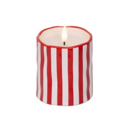 Bougie ronde aux rayures rouges et blanches, flamme vacillante au centre.