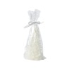 Transparante zak met witte, decoratieve elementen, elegant dichtgebonden met een zilveren strik.
