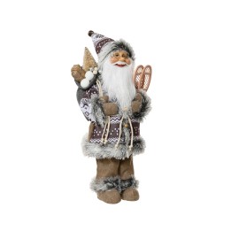 Een kerstman in een warme outfit met een muts, sneeuwschoenen en een rugzak vol cadeaus.