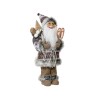 Père Noël en peluche, costume décoré, portant un sac et des skis, ambiance festive. Père Noël en peluche, costume décoré, portant un sac et des skis, ambiance festive.