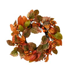 Couronne automnale ornée de feuilles orange et dorées, baies rouges et touches vertes.