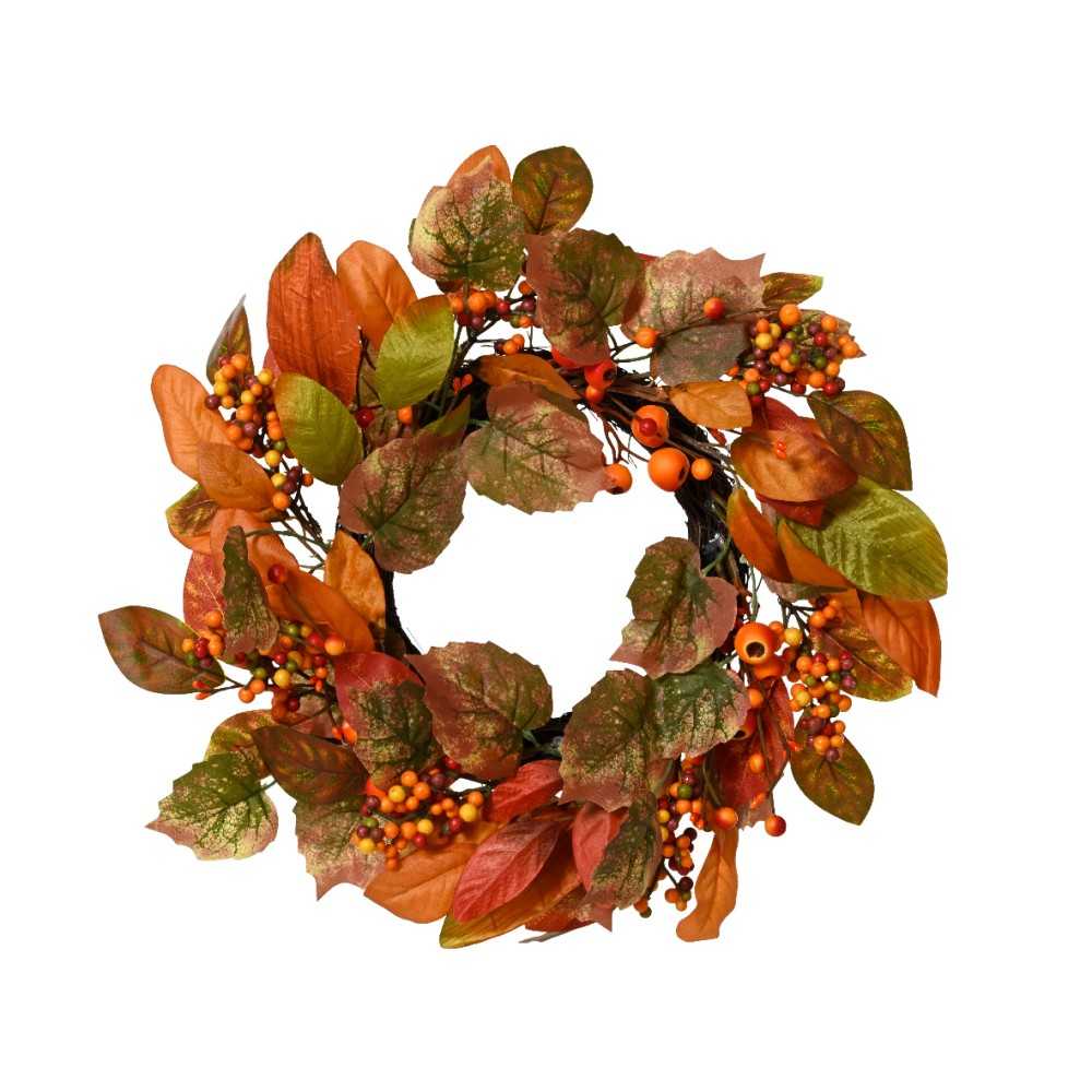 Couronne automnale ornée de feuilles orange et dorées, baies rouges et touches vertes.