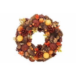 Herfstachtige krans met dennenappels, bladeren en bessen in warme oranje en bruine tinten.