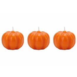Drie oranje kaarsen in de vorm van pompoenen, met een gladde en glanzende afwerking.