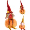 Poupée aux chapeaux pointus, assise sur une citrouille orange, couleurs vives et textures douces.