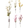 Vijf takken met kleurrijke, kunstmatige bloemen in geel, wit, roze en paars. Vijf takken met kleurrijke, kunstmatige bloemen in geel, wit, roze en paars.
