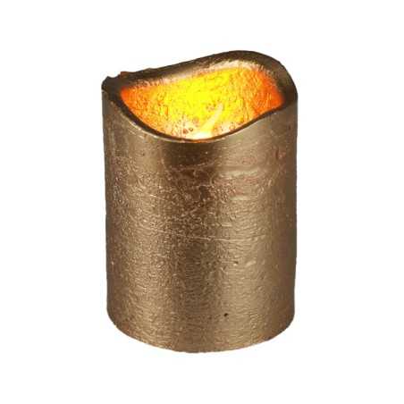 Gouden kaars met een warme gloed, onregelmatige rand en een rustieke, metallic afwerking. Gouden kaars met een warme gloed, onregelmatige rand en een rustieke, metallic afwerking.