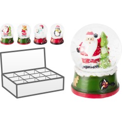 Kerstsneeuwbol met een vrolijke kerstman, omringd door een groene boom en sneeuw.