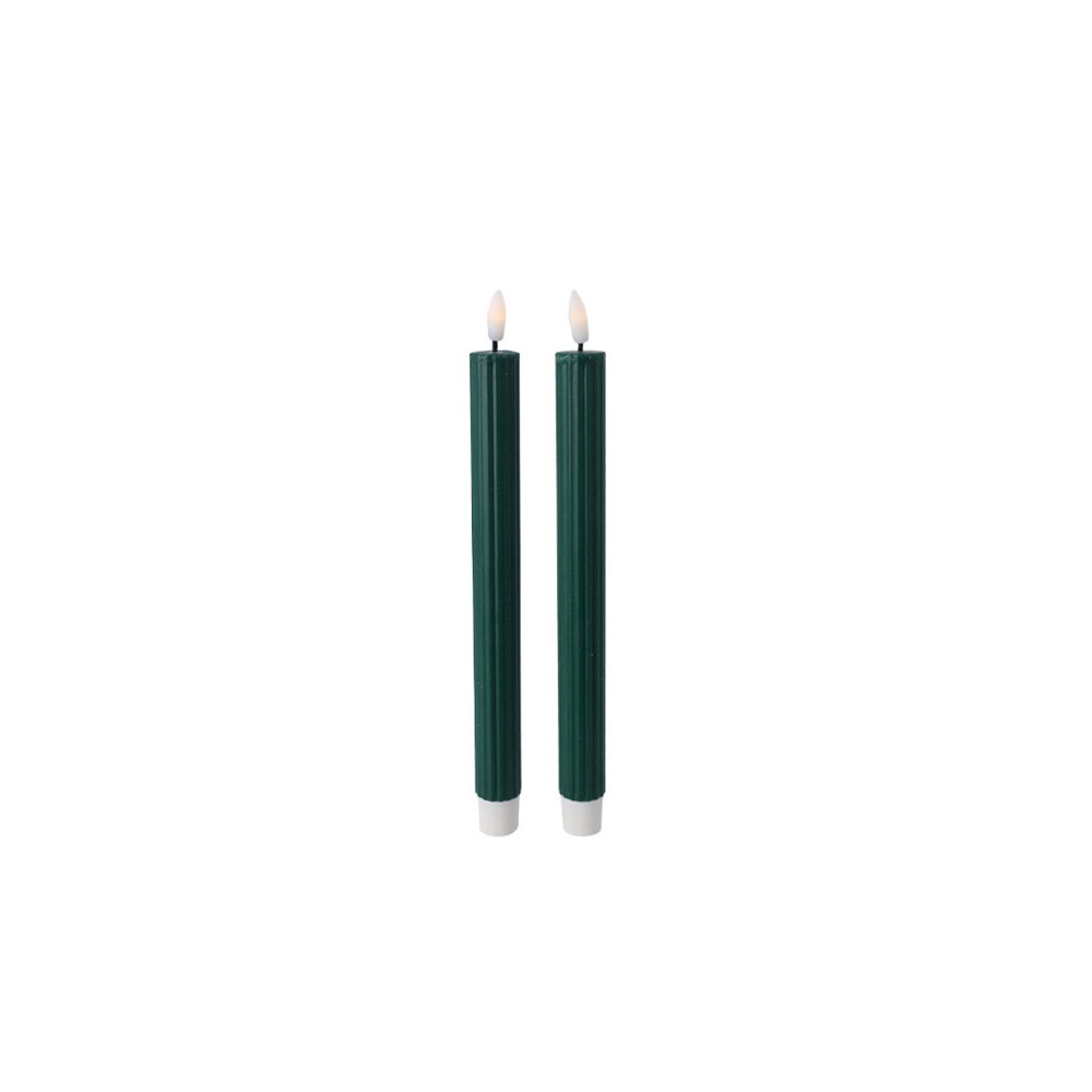 Twee hoge, smalle groene kaarsen met een vlammetje bovenop en een witte onderkant.