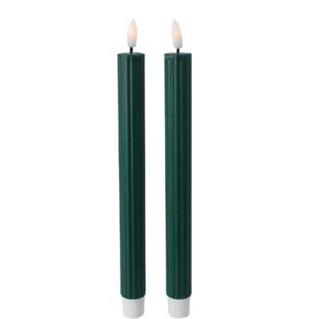 Twee hoge, smalle groene kaarsen met een vlammetje bovenop en een witte onderkant. Twee hoge, smalle groene kaarsen met een vlammetje bovenop en een witte onderkant.
